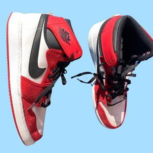 Nike Air Jordan 1 Retro Mid Chicago Bred Toe